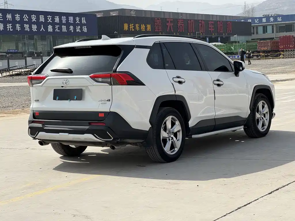 Toyota RAV4 — фото 4
