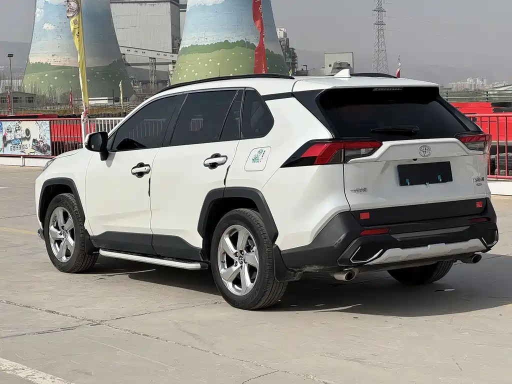 Toyota RAV4 — фото 6