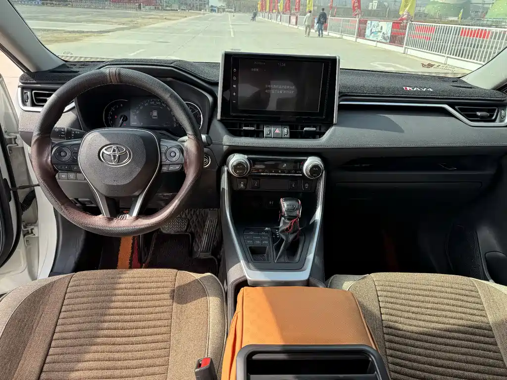 Toyota RAV4 — фото 9