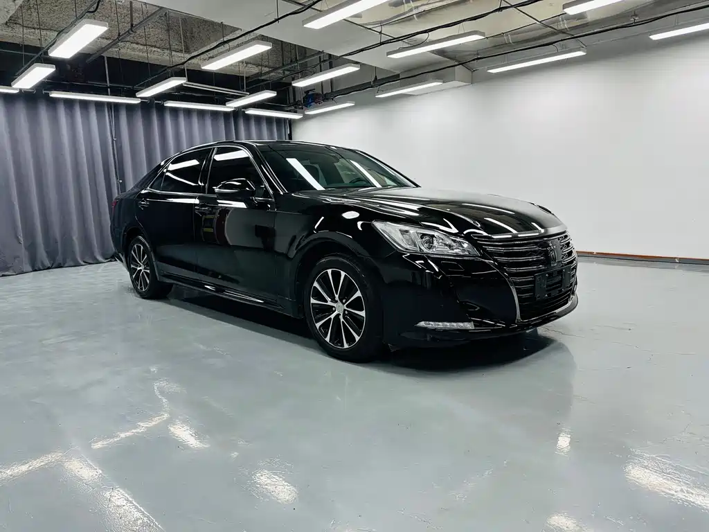 Toyota Crown — фото 3