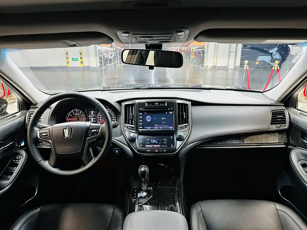 Toyota Crown — фото 10