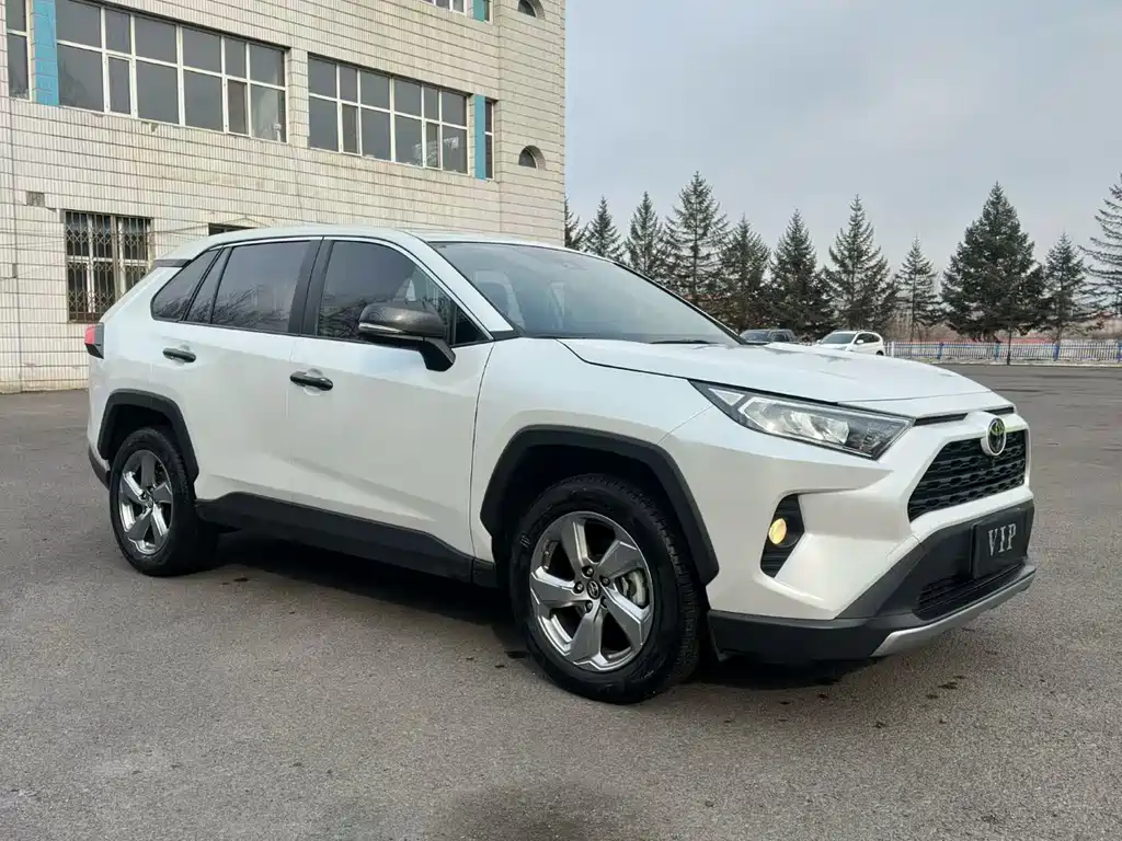 Toyota RAV4 — фото 3