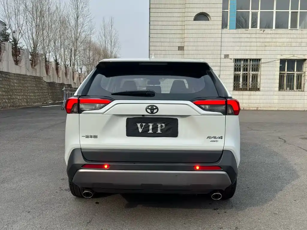 Toyota RAV4 — фото 8