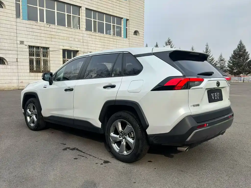 Toyota RAV4 — фото 9