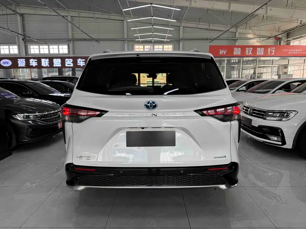 Toyota Granvia — фото 5