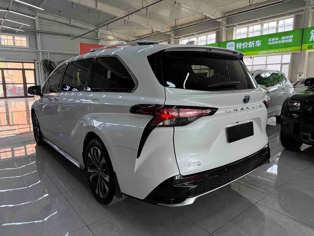 Toyota Granvia — фото 6