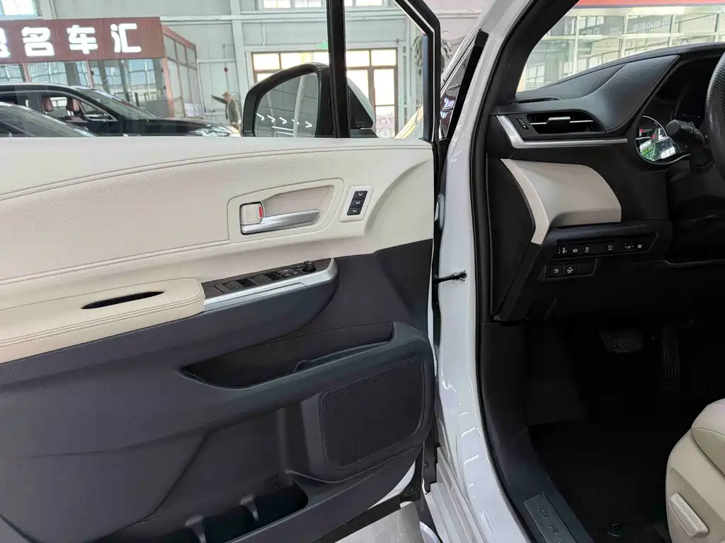 Toyota Granvia — фото 9
