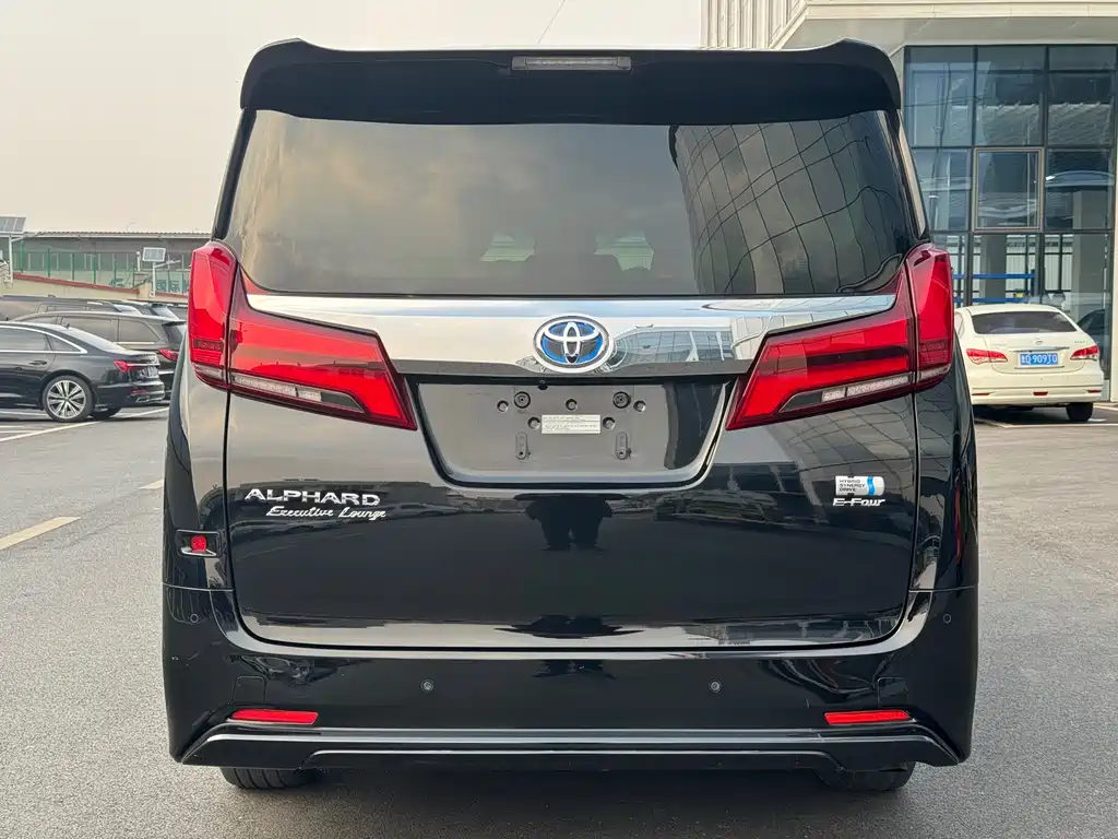 Toyota Alphard — фото 4