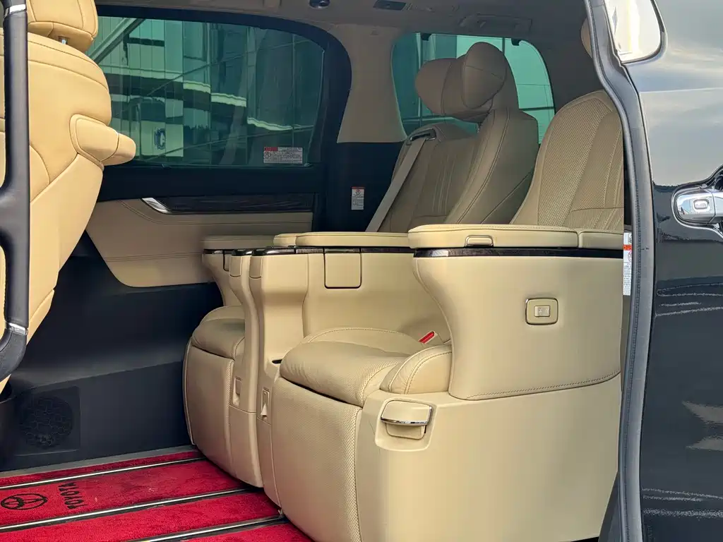 Toyota Alphard — фото 8