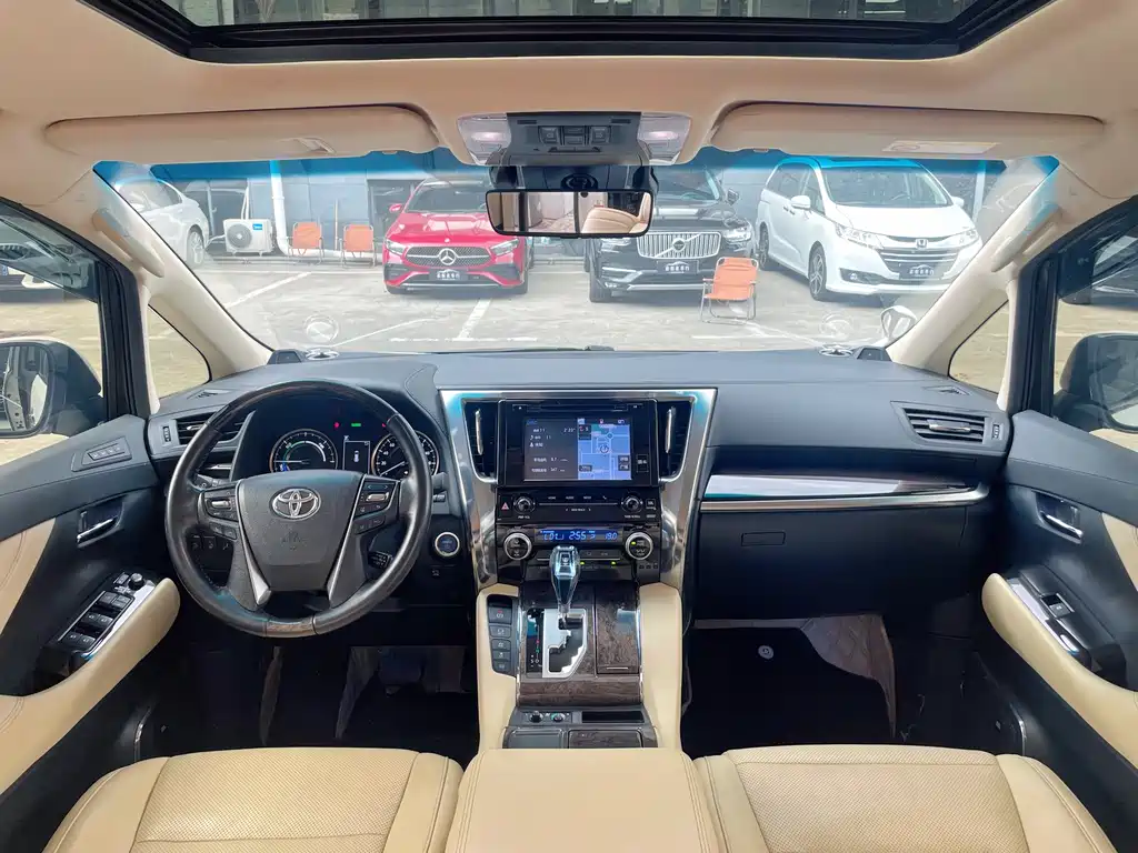 Toyota Alphard — фото 4