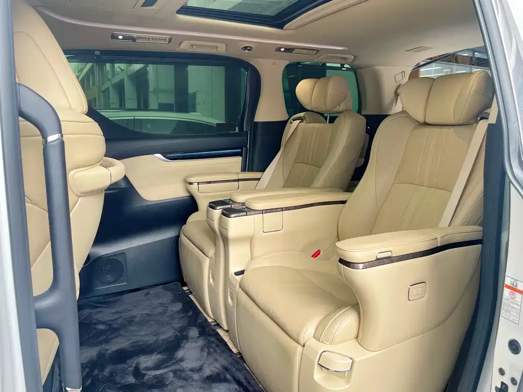 Toyota Alphard — фото 5
