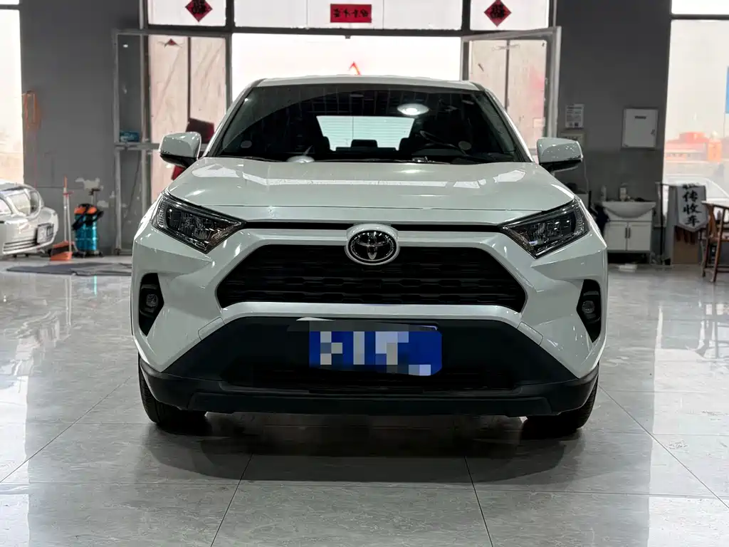 Toyota RAV4 — фото 2