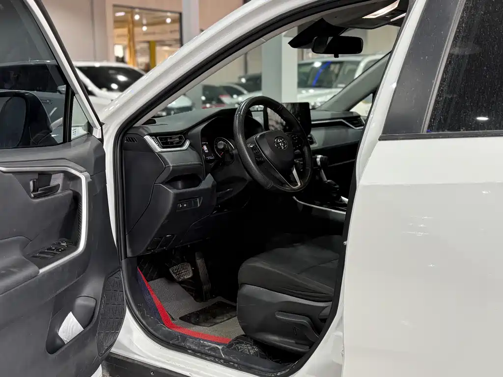 Toyota RAV4 — фото 4