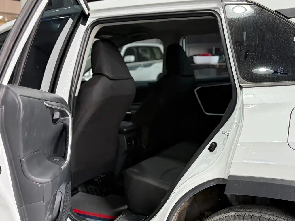 Toyota RAV4 — фото 6