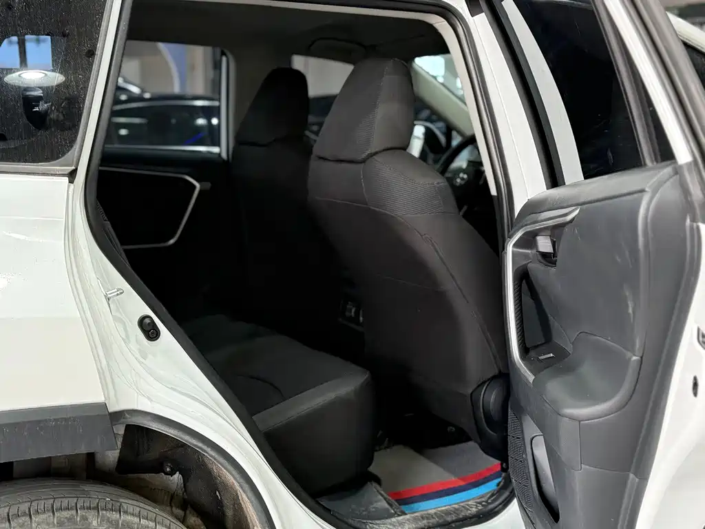 Toyota RAV4 — фото 7
