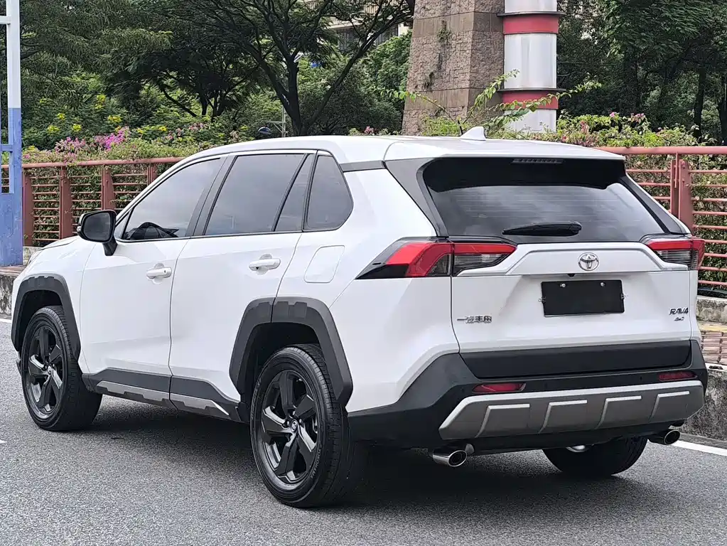 Toyota RAV4 — фото 4