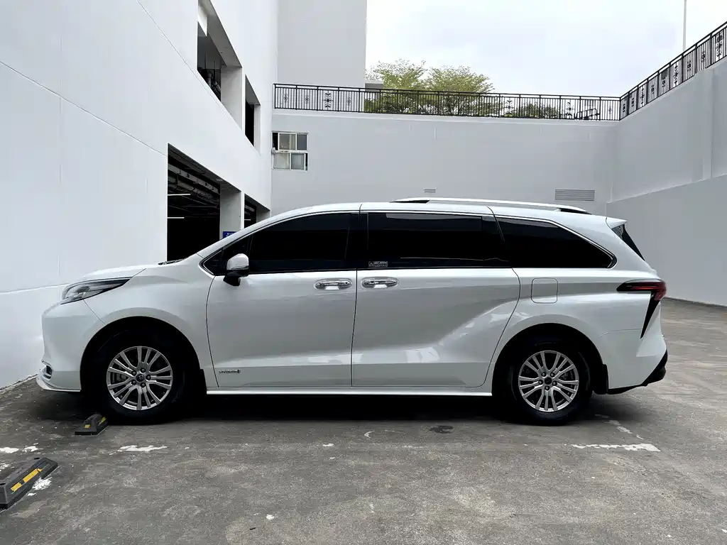 Toyota Sienna — фото 6