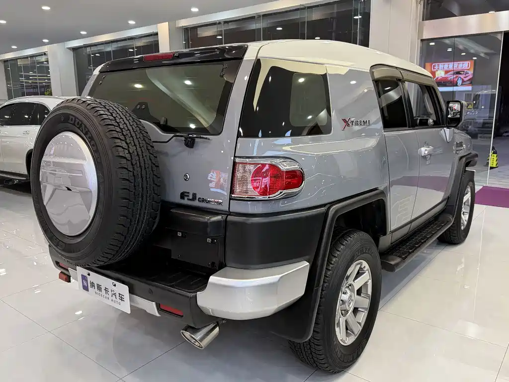 Toyota FJ Cruiser — фото 4