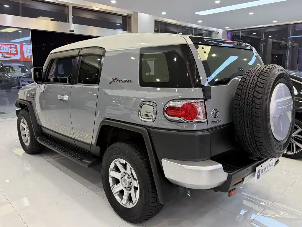 Toyota FJ Cruiser — фото 5