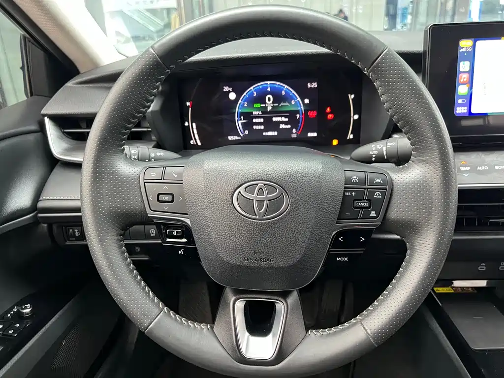 Toyota Camry — фото 10