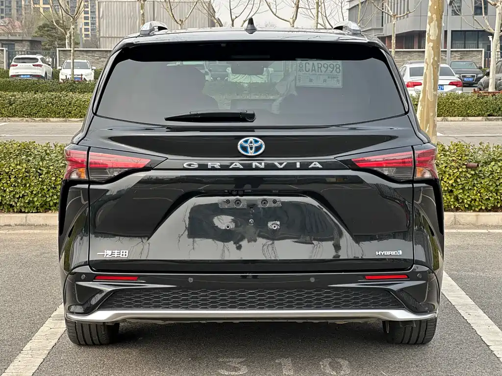 Toyota Granvia — фото 4