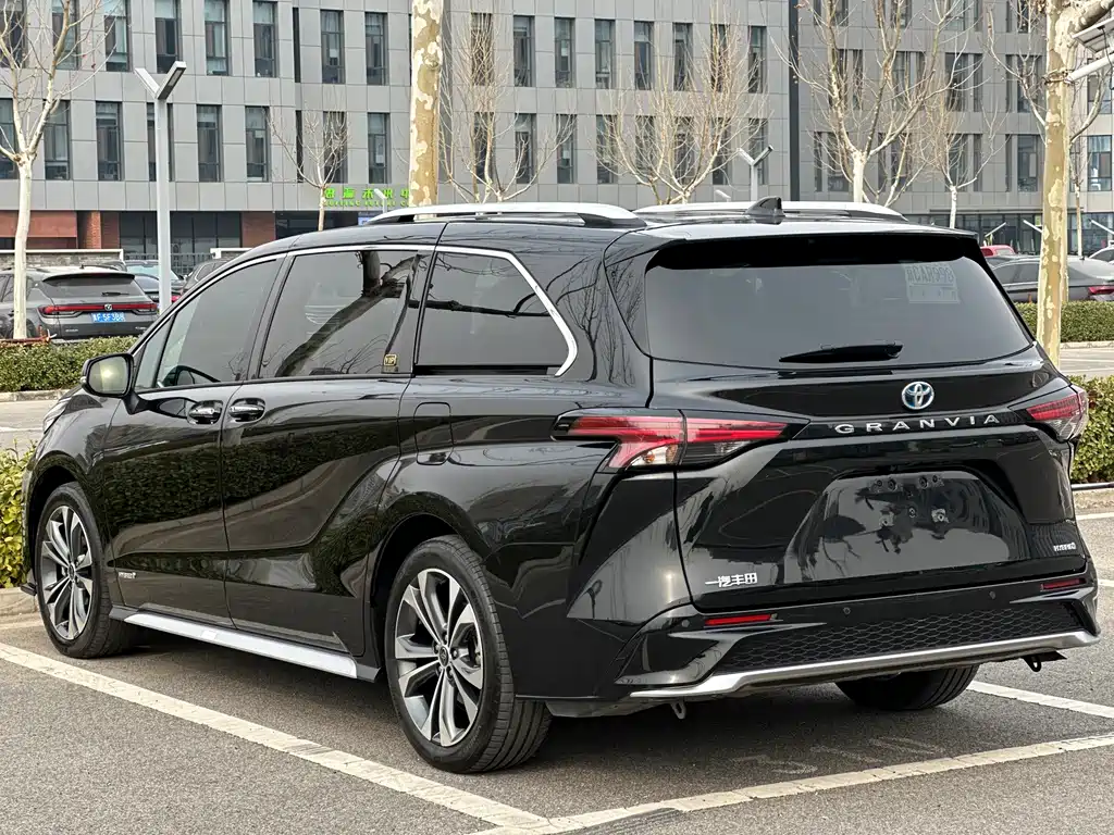 Toyota Granvia — фото 6