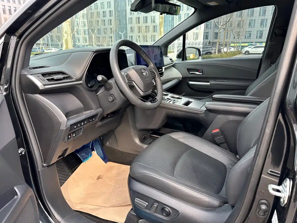 Toyota Granvia — фото 8