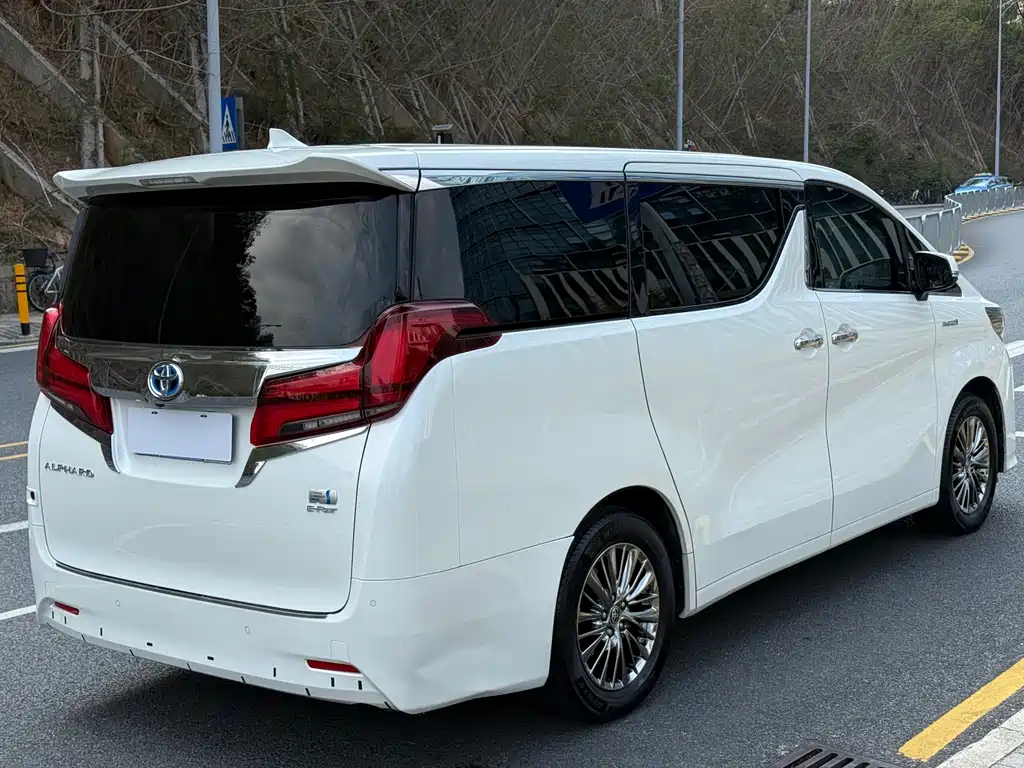Toyota Alphard — фото 4