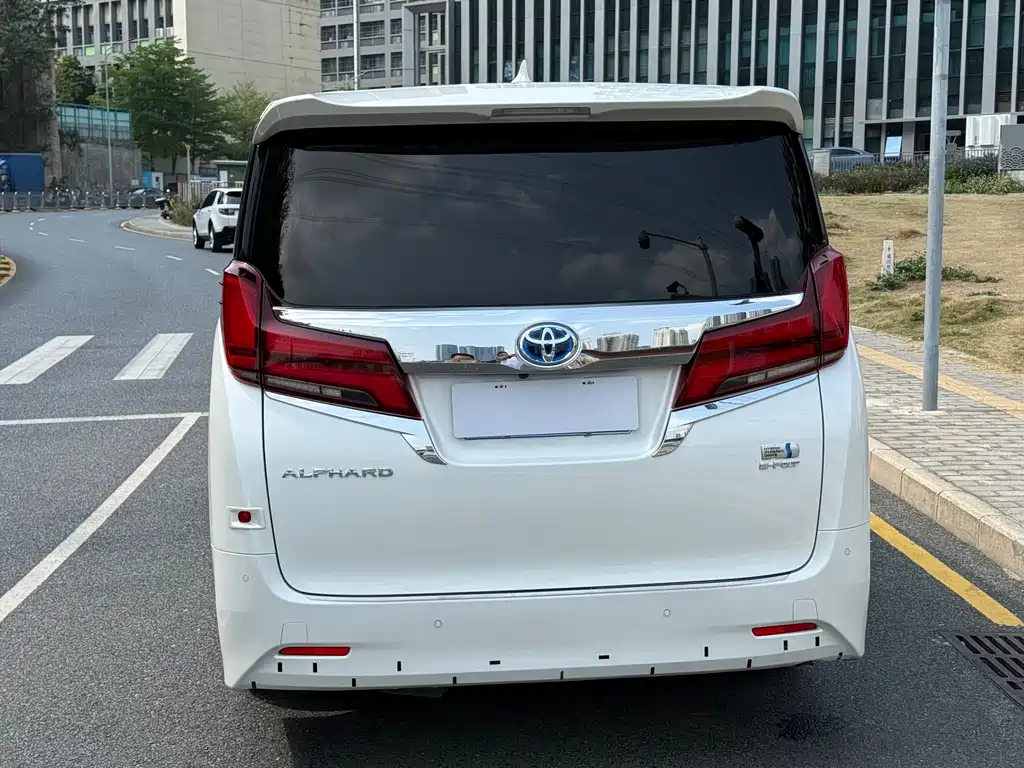Toyota Alphard — фото 5