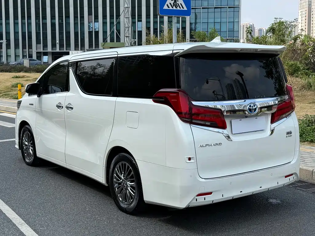 Toyota Alphard — фото 6