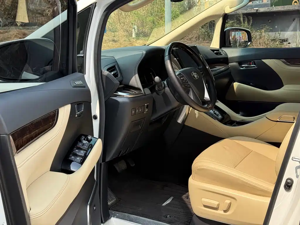 Toyota Alphard — фото 8