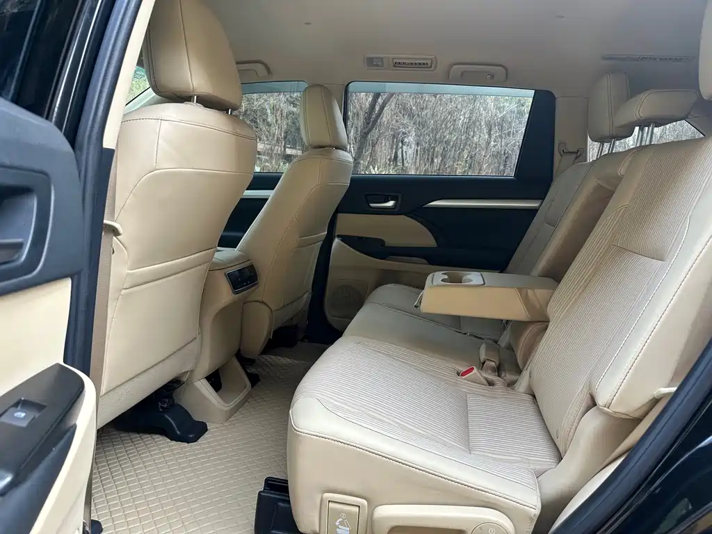 Toyota Highlander — фото 10