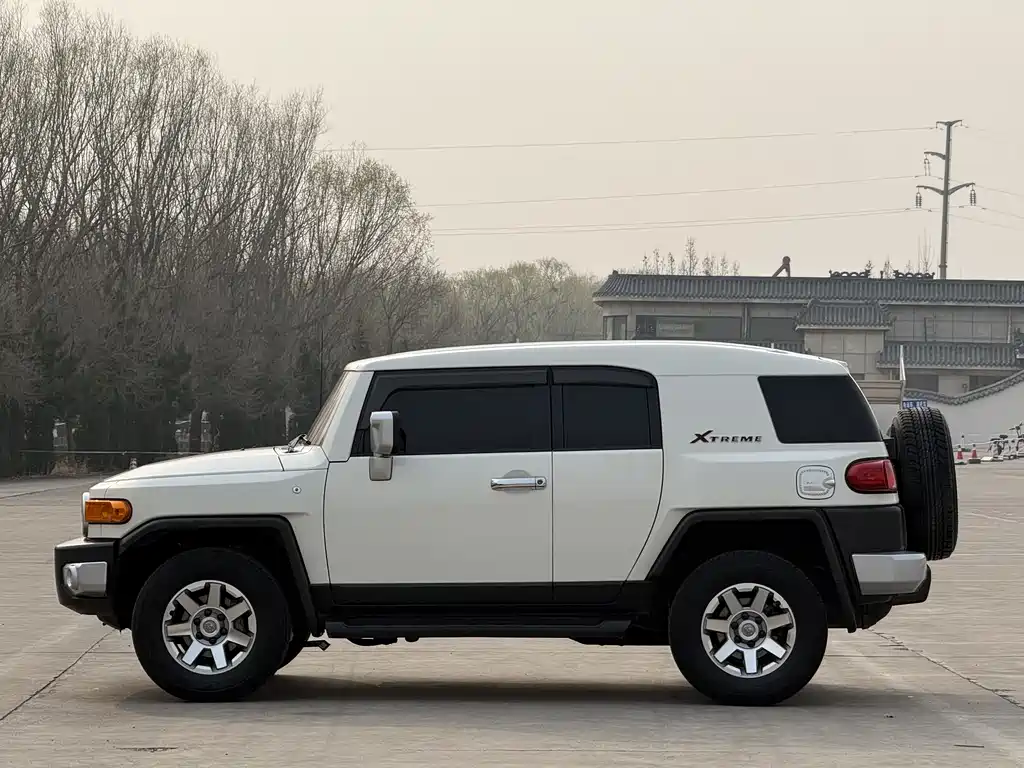 Toyota FJ Cruiser — фото 4