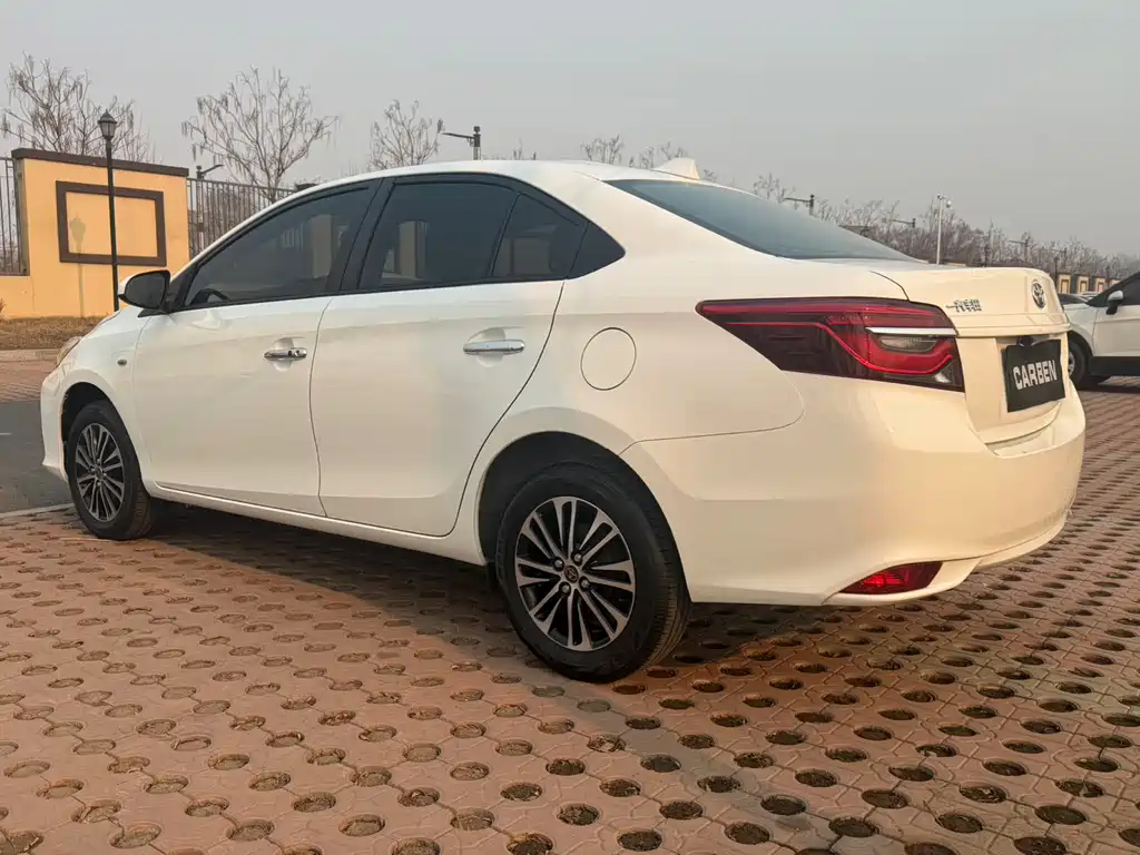 Toyota Vios — фото 5
