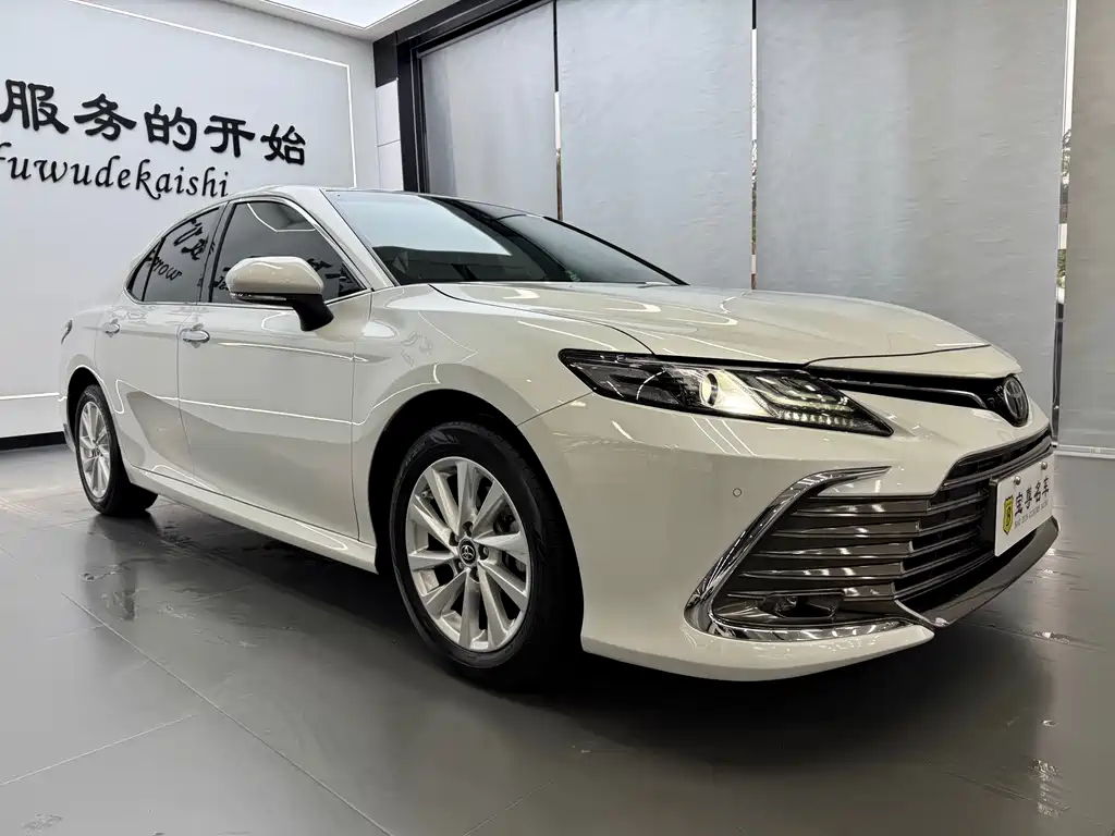 Toyota Camry — фото 2