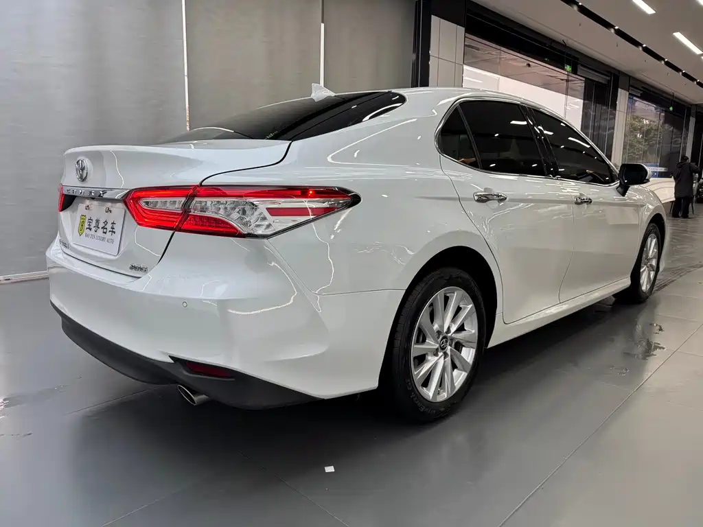 Toyota Camry — фото 6