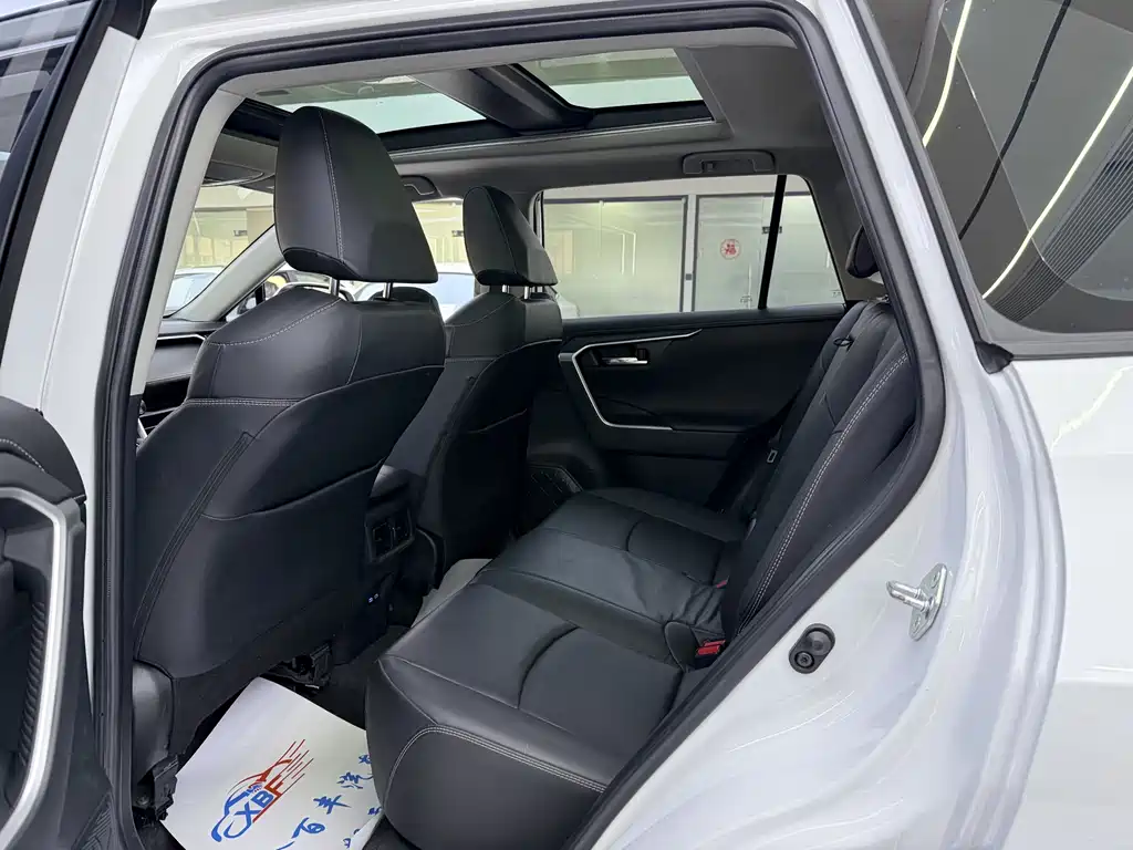 Toyota RAV4 — фото 7