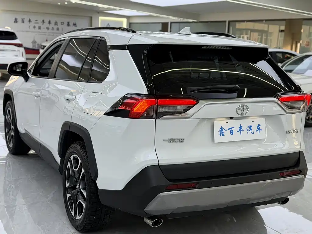 Toyota RAV4 — фото 8