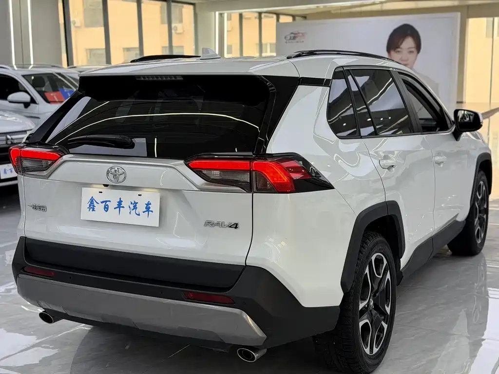 Toyota RAV4 — фото 10