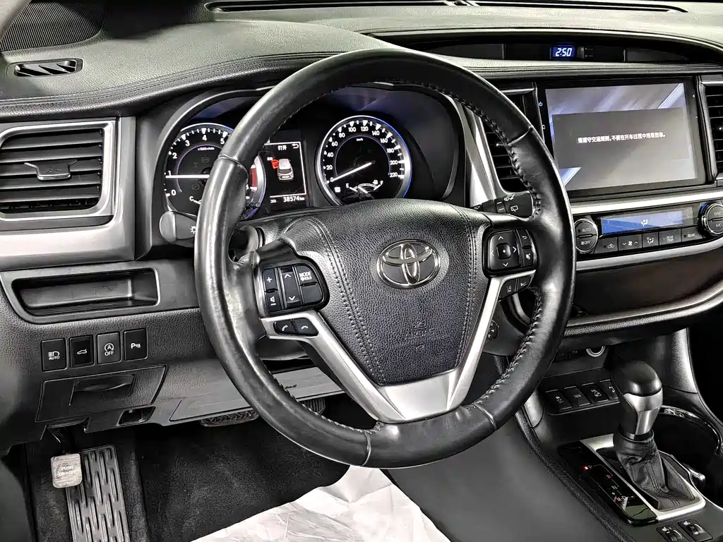 Toyota Highlander — фото 9