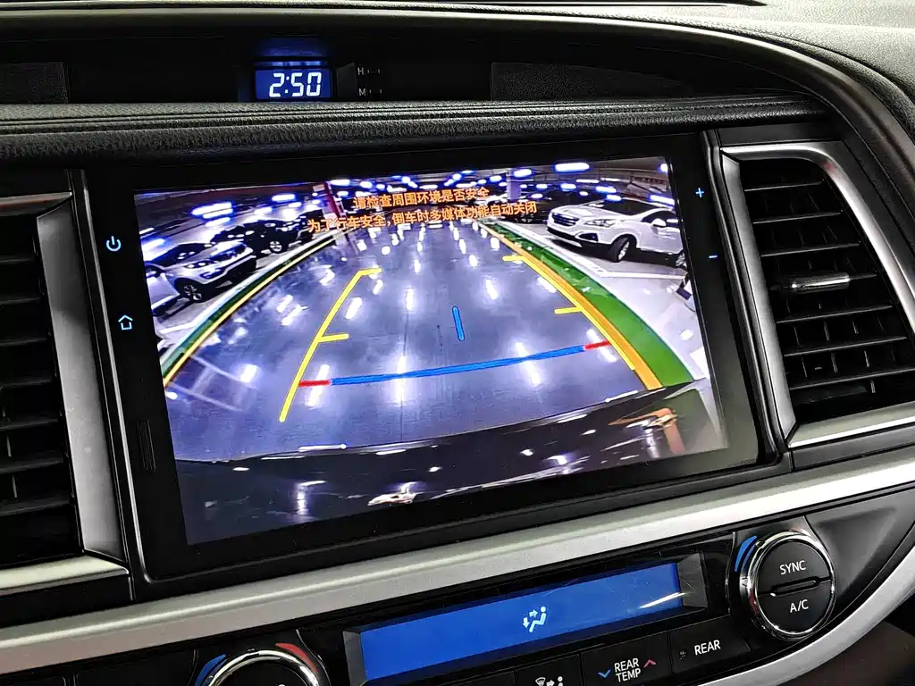 Toyota Highlander — фото 10