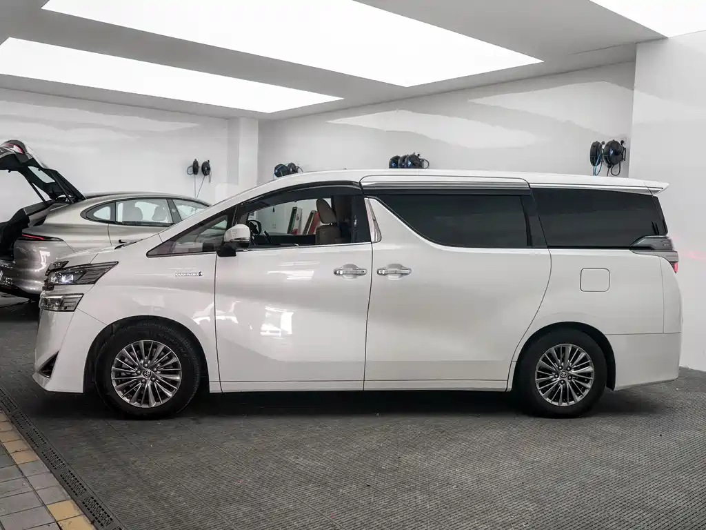 Toyota Vellfire — фото 3