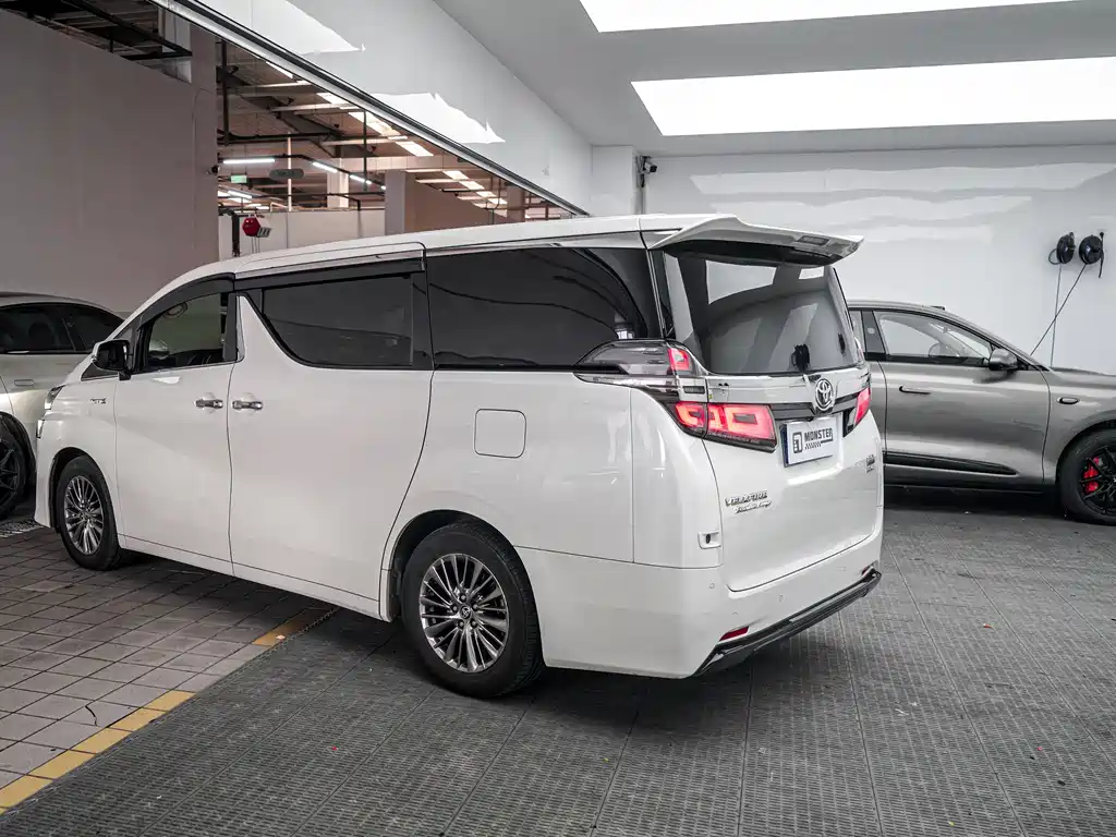 Toyota Vellfire — фото 4