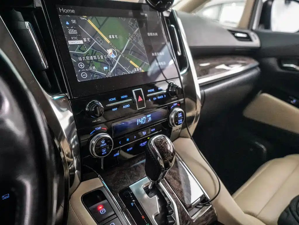 Toyota Vellfire — фото 8