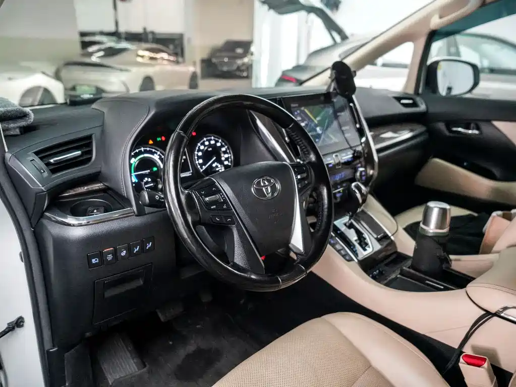 Toyota Vellfire — фото 9
