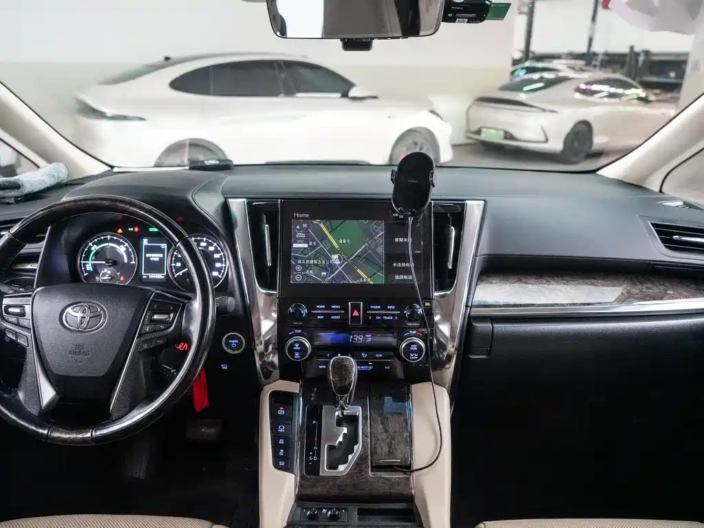 Toyota Vellfire — фото 10