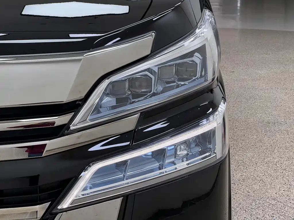 Toyota Vellfire — фото 8