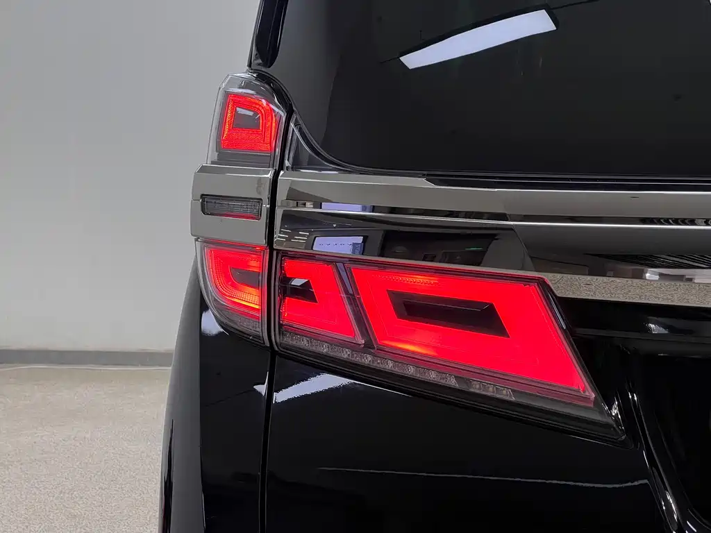 Toyota Vellfire — фото 9