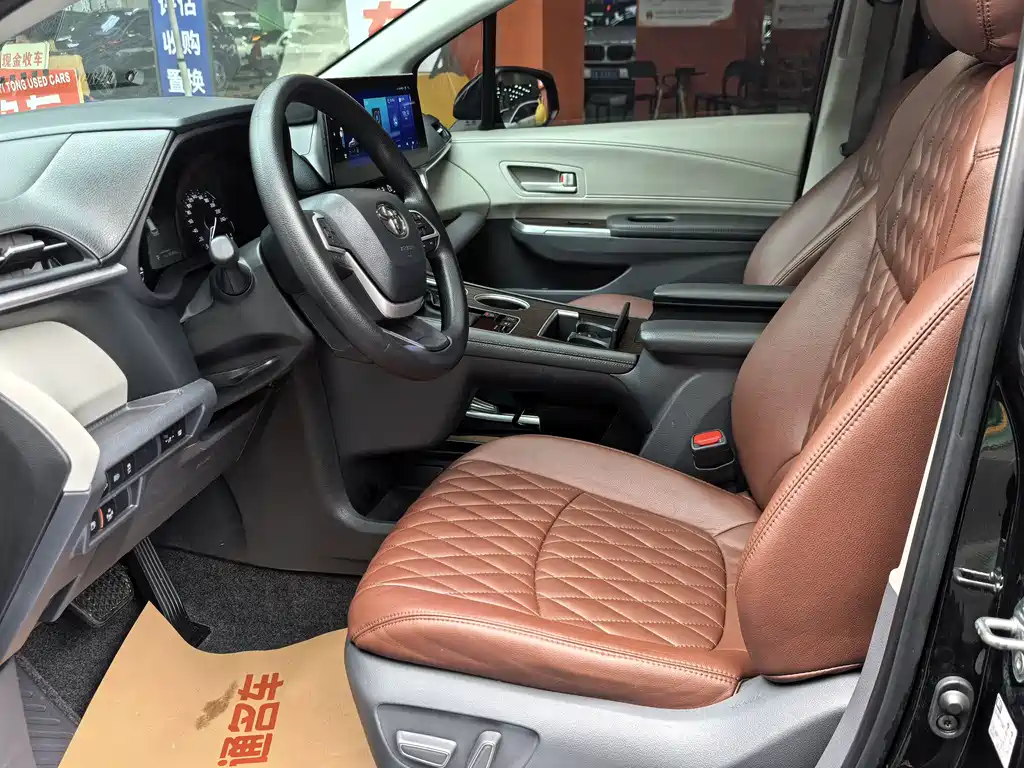 Toyota Sienna — фото 10