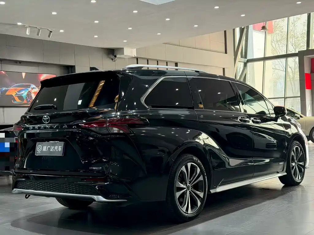 Toyota Granvia — фото 3
